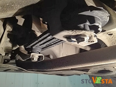 Неисправная задняя опора двигателя на Ладе Ларгус